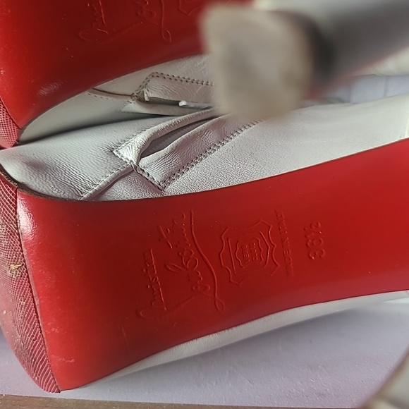 Christian Louboutin - Picture 4 of 8